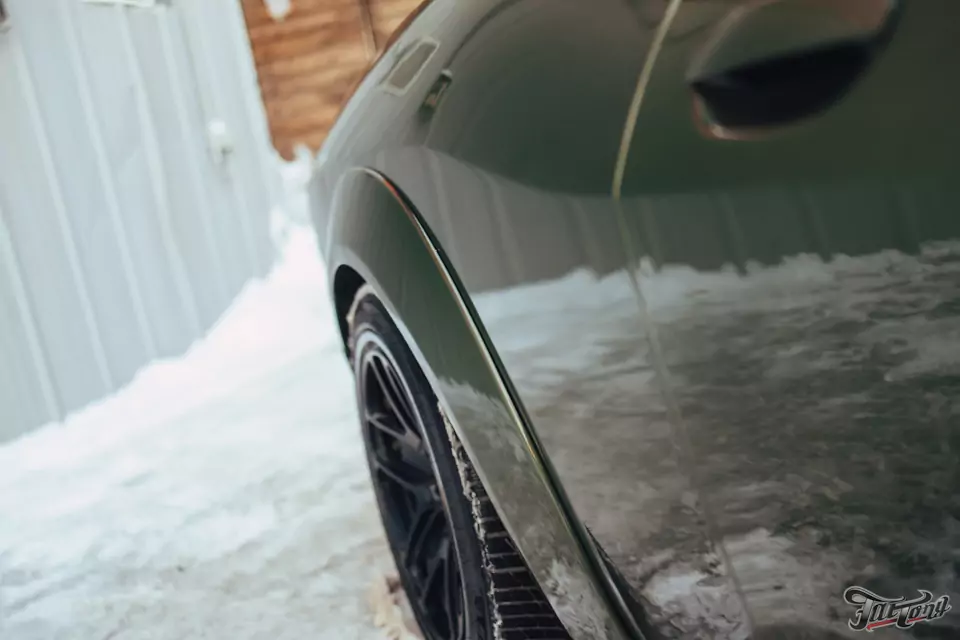 Восстановили крыло Dodge Challenger R/T Scatpack по технологии PDR и заново забронировали полиуретаном